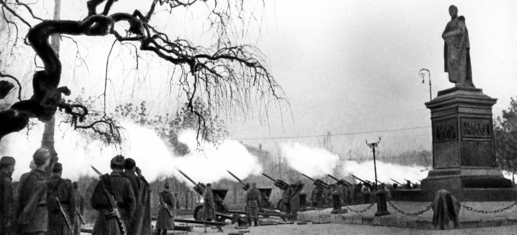 Салют в Одессе в честь освобождения города. Апрель 1944